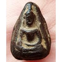 ราคา พระเม็ดน้อยหน่าพิมพ์มารวิชัย หมวกทรงชีโบ (นิยม) หลังยันต์อุ เนื้อดินลงรัก กรุวัดศาลาปูน จ.อยุธยา สูง 1.5 ซ.ม. (13849064889)