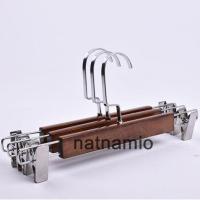 ราคา ไม้แขวน ไม้แขวนกางเกง ไม้แขวนกระโปรง ไม้หนีบกางเกง ไม้หนีบไม้ ไม้แขวนไม้ มีหนีบ สีน้ำตาลเข้ม แพค10อัน รหัสHG205 (2111048400)