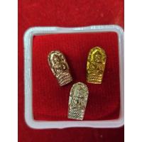 ราคา ภาพปกใบมะขามของหลวงปู่ทิมวัดละหารไร่จังหวัดระยองมี 3 เนื้อเงินทองนาคยกชุด 3 องค์ (28893035896)