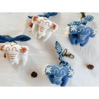 ราคา ✨พวงกุญแจช้างปักลาย+โบว์ผ้ากัดลายคราม (22890574904)