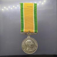 ราคา เหรียญที่ระลึกประดับแพร แถบ รัชกาลที่9 ที่ระลึกพระราชพิธีฉลองสิริราชสมบัติครบ 25 ปี พ.ศ.2514 เนื้อเงิน (แบบชาย) (25034349490)