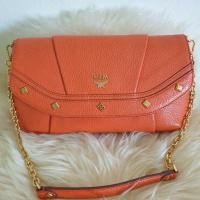 ราคา กระเป๋ามือสอง mcm ทรงสะพายขึ้นไหล่/คลัช เก๋ๆ สีส้ม แท้1️⃣0️⃣0️⃣ (6046825498)