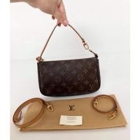 ราคา LV. Pochette monogram มือสองของแท้ (10340574721)