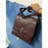 ราคา กระเป๋าหนังมือสอง Calvin Klein สีแดงมะฮอกกะนี ออกม่วง แท้ 6-7 ช่องใช้งาน สะพายข้าง ขนาด 7“x7" (29273951531)