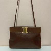 ราคา กระเป๋ามือสอง ของแท้ Salvatore Ferragamo Vara Bag วินเทจ สภาพดี (29978868038)
