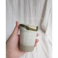 ราคา สินค้ามือสอง แก้วชาทรงสูงดินเผาเคลือบ สีครีม แต่งลายสีเขียว ตีตราแบรนด์ที่ก้นแก้ว (11525458796)
