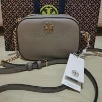 ราคา New​ tory​ burch​ round​ logo​ crossbody​ bag​ (7417033796)