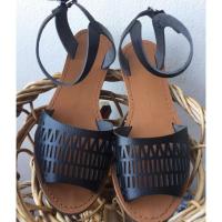 ราคา GAP รองเท้าแตะรัดส้น ไซส์ 36 พื้นน้ำตาล สายสีดำ สายตอนใส่จะคาดข้อเท้า สภาพยังสวยค่ะ (471697631)