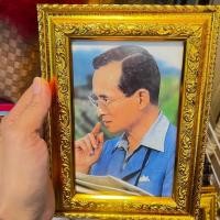 ราคา กรอบรูปภาพพระฉายาลักษณ์ รัชกาลที่ 9 ร.9 ขนาด 5x7 นิ้ว ตั้งโต๊ะหรือห้อยแขวน ของขวัญ เสริมฮวงจุ้ย เสริมความเป็นศิริมงคล (25213182690)