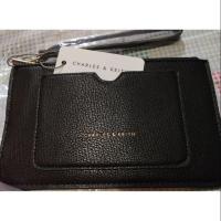 ราคา ส่งต่อกระเป๋าคล้องมือ charles&keith แท้คะ100,% ยังไม่เคยใช้ (1954878596)