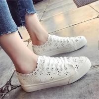 ราคา T70 รองเท้าผ้าใบหนังพียูนิ่มมากๆฉลุลาย ส้นยางกันลื่นหนา 0.5 นิ้ว (22929286495)