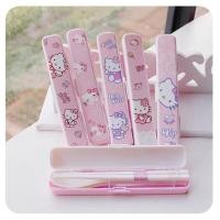 ราคา ชุดช้อนส้อม + ตะเกียบ พร้อมกล่องเก็บอย่างดี สีพาสเทล น่ารักมาก ขนาด 18.5 x 3 cm มีทั้งหมด 6 ลาย (17487207590)