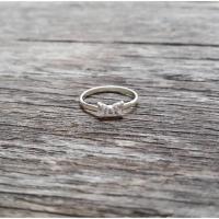 ราคา Minimalist925 แหวนเกลี้ยงประดับพลอย CZ รูปโบว์เงินแท้ (45531384)