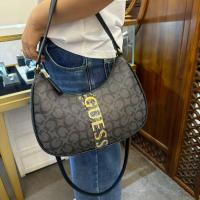 ราคา ใหม่ GUESS กระเป๋าสะพายไหล่ผู้หญิง กระเป๋าถือ 2505233 (28587346058)