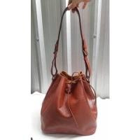 ราคา ส่งฟรี Louis Vuitton Noe EPI Brown PM กระเป๋าหลุยส์ทรงจีบลายไม้ มือสองของแท้ 100% (9629525860)
