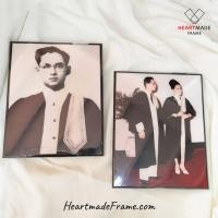 ราคา HM Frame กรอบลอยตั้งโต๊ะ พระบรมฉายาลักษณ์ ในหลวงรัชกาลที่ 9 ทรงฉลองพระองค์ครุยเนติบัณฑิต (1116868840)
