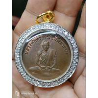 ราคา เหรียญหลวงพ่อกวยรุ่นแรกปี 04 พร้อมกรอบทองฝังเพชรชุบทอง (22684003014)