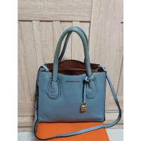 ราคา กระเป่าเอกสาร Micheal Kors แบรนด์แท้ หนังแท้ รุ่น Mercer Blue Tote ขนาด 11x26x21 cm.เจ้าของขายเอง 650 บาท (14497841253)