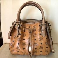 ราคา MCM แท้ 100% กระเป๋าทรงจีบ ใส่ของจุ สะพายได้ ถือได้ พร้อมใช้ มีรอยใช้งานตามประสามือ2 (1800676844)