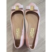 ราคา Salvatore Ferragamo New Pink Patent Leather Varina Bow Flats ของแท้ size38 (42651721358)