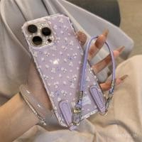 ราคา ไอโฟน 16/15/14 พลัส ผู้หญิง 13/12 มินิ 11 โปร/โปรแม็กซ์ เคสโทรศัพท์แบบเต็มหน้าจอ ลายผีเสื้อและดอกเดซี่ พร้อมสายรัดข้อมือ 2025 TUC4 (28036188285)