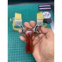 ราคา หนังสติ๊กจีน ด้ามไม้แท้ ตัวง่ามเป็นสแตนเลส ใช้ยางแบน อุปกรณ์ครบชุด ศูนย์เล็งเลเซอร์ ระดับน้ำ ยาง2ชุด ลูกดิน50ลูก (27618315121)