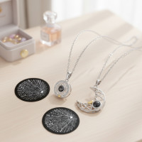 ราคา ชุดเครื่องประดับสร้อยคอคู่ พร้อมจี้แม่เหล็กรูปพระอาทิตย์ พระจันทร์ ดวงดาว (48700150145)