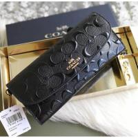 ราคา COACH กระเป๋าสตางค์ set มาพร้อมที่ห้อยกระเป๋าน่ารัก +กล่อง BOXED SOFT WALLET WITH CHARMS COACH (742475054)