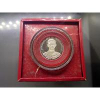 ราคา เหรียญที่ระลึก ร9 เนื้อเงินขัดเงา ที่ระลึกครบ 95 ปี โรงเรียนนายร้อยตำรวจ พ.ศ.2539 พร้อมกล่องเดิม (23568268595)