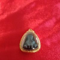 ราคา พระปิดตาเข่าตุ่ม เนื้อเมฆพัตร หลวงปู่บุญ วัดกลางบางแก้ว จ.นครปฐม (เลี่ยมทองแท้พร้อมใช้) (27174897792)