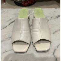 ราคา รองเท้ามือ2 หนังสีขาวพื้นเขียว เบอร์37 (41650194739)