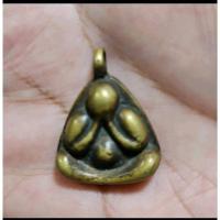 ราคา พระปิดตาหลวงปู่เกลี้ยง วัดเนินสุทธาวาส ชลบุรี ยุคแรก เนื้อโลหะผสม สวย (28810452556)