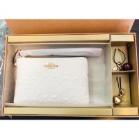 ราคา ใหม่มือ1 Coach gift set คล้องมือ 1 ซิป S สีขาวลาย C นูน ขนาด 6x4นิ้ว แถมพวงกุญแจ 2 ชิ้นคุ้มค้ามากๆ ของแท้100%จากอเมริกา (14725910699)
