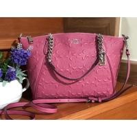 ราคา พร้อมส่ง Coach พัด 13" F49317 หนังปั้มนูนลาย C สีชมพู (2180493781)