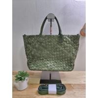 ราคา มือสอง * กระเป๋าหนังแท้ ลายสาน สีเขียว ขนาด 8 นิ้ว มีสายยาว (41217958830)