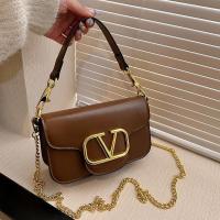 ราคา VALENTINO กระเป๋าแฟชั่นผู้หญิงกระเป๋าสะพายข้างสดหวานและน่ารักลดอายุกระเป๋าสี่เหลี่ยมเล็ก 2024 ใหม่โซ่ Elega (44800744441)