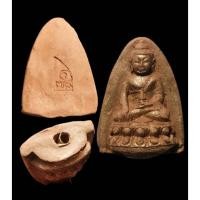 ราคา พระกริ่งเนื้อดินพิมพ์สามเหลี่ยม หลังมีโค้ตปั้ม ฐานฝังตะกรุดไม่ทราบที่ (10148704365)