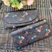 ราคา Coach แท้ ✔️ กระเป๋าสตางค์ 2 พับ | Coach Slim Envelope Wallet in Signature Canvas with Cherry Print (5510637480)