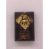 ราคา พระสมเด็จจักรพรรดิมหาเศรษฐี เนื้อว่านยาจินดามณี(ดำ แดง) หน้าปิดแผ่นทอง เนื้อกรุเก่า คลุกว่าน No.๑๐๖ (27708137927)