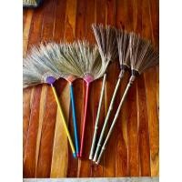 ราคา ไม้กวาดดอกหญ้า3ด้ามและไม้กวาดทางมะพร้าวสั้น3ด้ามรวมกันในราคา160บาท (28541359365)