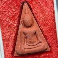 ราคา พระนางพญา รุ่น "เงินล้นคลัง" หลวงพ่อแดง วัดเขาบันไดอิฐ เพชรบุรี ปี2540 เนื้อผงสีแดง (25140975733)