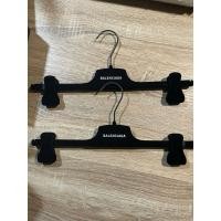 ราคา ไม้แขวนเสื้อ Balenciaga ของแท้ (25310679648)