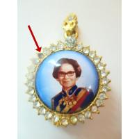 ราคา เข็มกลัด ล็อกเก็ตสมเด็จพระราชชนนี สมเด็จย่า ล้อมคริสตัล สภาพชำรุดเล็กน้อย (19952099833)