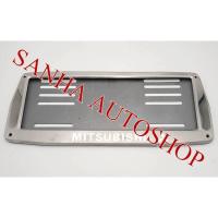 ราคา กรอบป้ายทะเบียนสแตนเลส โลโก้ Mitsubishi ทรงสี่เหลี่ยมคางหมู (2764002230)