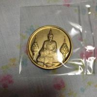ราคา เหรียญพระแก้วมรกต วัดศรีรัตนศาสดาราม (วัดพระแก้ว) กรุงเทพมหานคร บล็อกพระราชศรัทธา เนื้อกะไหล่ทอง น้ำหนัก 13 กรัม ปี2525 (17581442966)