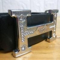 ราคา เข็มขัด​แบรนด์ดัง​แอเมดมือสอง​​สภาพดี​มาก​ สายหนังแท้สีดำ ฝังเพชร​บนหัวเข็มขัดโลหะสีเงิน​ สวยมาก (25484427478)