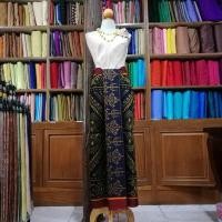 ราคา ซิ่น ผ้าไหมมัดหมี่ ทอยกดอกลูกแก้ว 6ตะกอ ขนาด 1x2.15เมตร ลายมังกรคาบแก้ว มีหน้านางชายครุย พื้นสีดำทอง รหัส L9A-NY-0521... (25081239764)