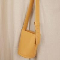 ราคา (ส่งฟรี)​ ส่งต่อ​ กระเป๋าสะพายก้นกลม ใบกระทัดรัด​ (สีเหลืองมัสตาร์ด)​ (11418649748)