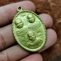ราคา เหรียญรุ่นโชคดี หลวงพ่อคง หลวงพ่อแดง หลวงพ่อคูณ ปี 2555 เนื้อทองเหลือง พระบ้านรวมๆ สวยๆวัดใจ (41120310072)
