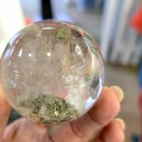 ราคา ✨ลูกบอลคริสตัล โปร่งขามใส ควอตซ์ใสกลม 3.0-5.0cm จุยเจียควอตซ์ใส หินธรรมชาติ Diy ตกแต่ง Speculum คริสตัล 白水晶球 + 底座 (24615897917)